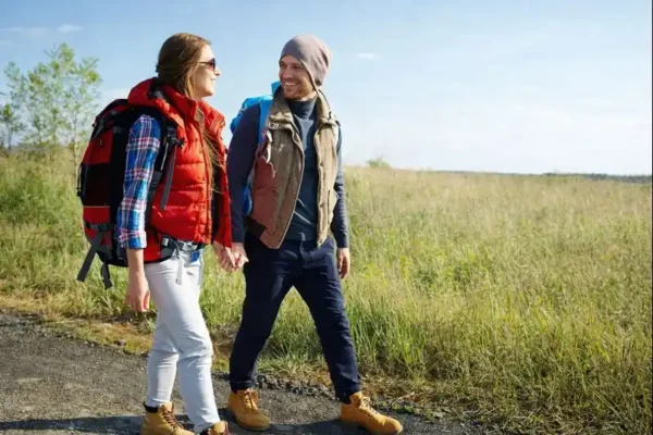 Couple en randonnée dans la nature, activité de plein air à faire lors d’un séjour en gîte dans le Cher