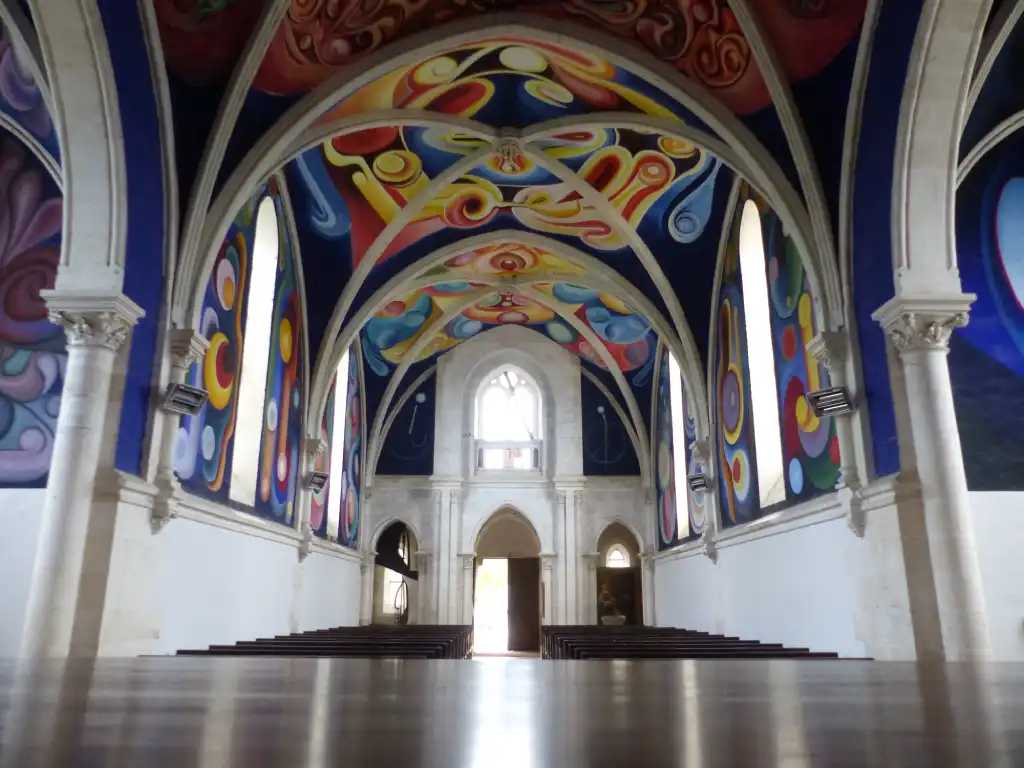 ntérieur coloré de l’église Notre-Dame du Menoux, site artistique à visiter près du gîte dans le Berry