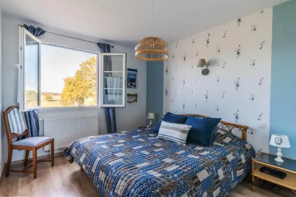 Chambre d’hôtes confortable avec lit double et rangement dans le Cher