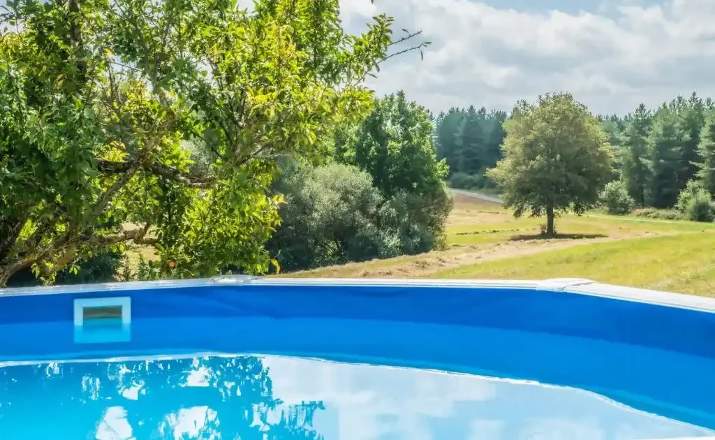 Piscine du gîte avec vue sur la nature environnante dans le Cher