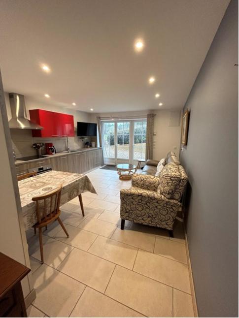 Vue du petit gîte avec cuisine équipée et espace salon lumineux, location confortable dans le Cher