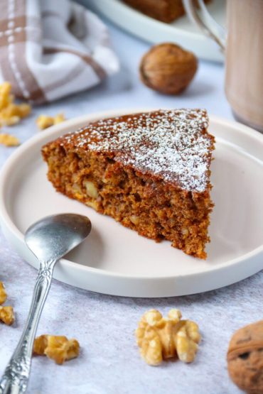 Part de gâteau aux noix, spécialité gourmande à découvrir lors d’un séjour dans le Cher