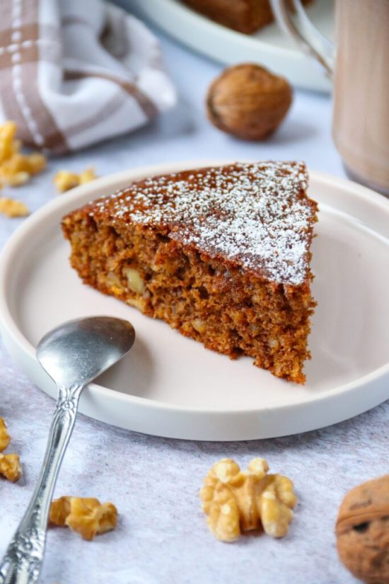 Part de gâteau aux noix, spécialité gourmande à découvrir lors d’un séjour dans le Cher