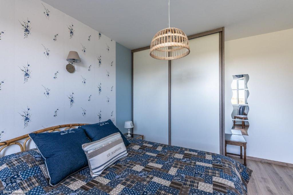 Chambre d’hôtes confortable avec lit double et rangement dans le Cher