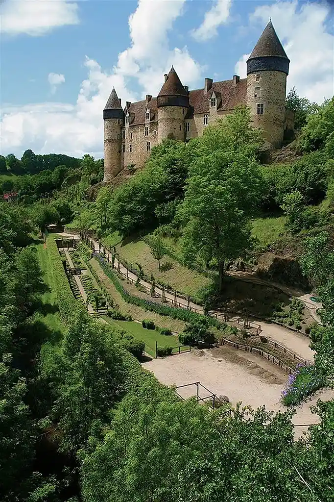 Château de Culan dans le Cher, forteresse médiévale avec jardins, à visiter près du gîte