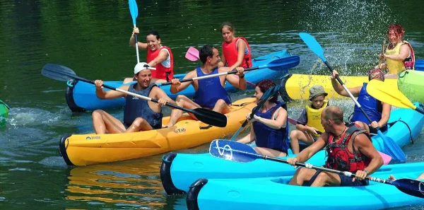Balade en canoë sur le lac de Sidiailles près du gîte, activité nautique en famille dans le Cher